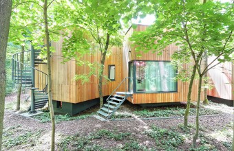 O casă construită în jurul arborilor existenți după o metodă matematică