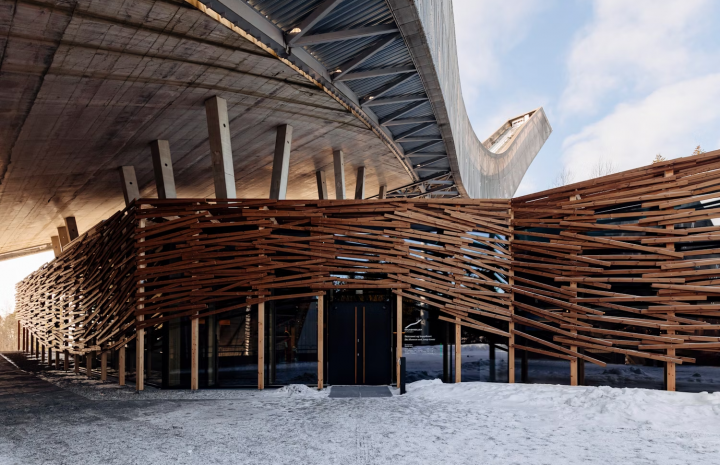 O extensie îmbrăcată în șipci de pin norvegian conferă o nouă identitate celui mai vechi muzeu de schi