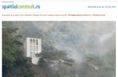 O clădire modernă agățată în versantul stâncii într-un peisaj de poveste