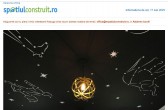 Un cer înstelat într-o cameră de copil în alb și negru