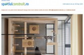 O casă modernă proiectată special pentru o familie de feline, instalată în living