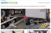 Un pat făcut pe comandă separă dormitorul comun si oferă spații pentru fiecare copil  
