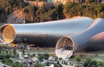 Un teatru din Tbilisi este asemeni unui periscop ce se deschide spre capitala Georgiei