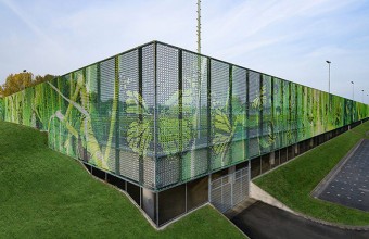 O zonă dintr-un drum expres a fost acoperită de un parc și de un complex sportiv