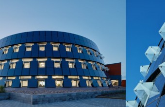 Anvelopantă unei clădiri circulare, realizată din panouri solare